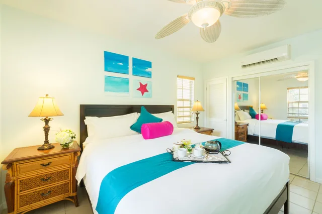 شقة سكنية بسرير كينج بإطلالة على المسبح بغرفة نوم واحدة مع أريكة، Inn At Grace Bay 1/2