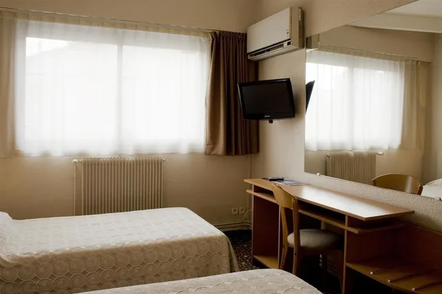 Room, Quadruple, Double Bed, Sofa, Ours Blanc Place Victor Hugo 8/10