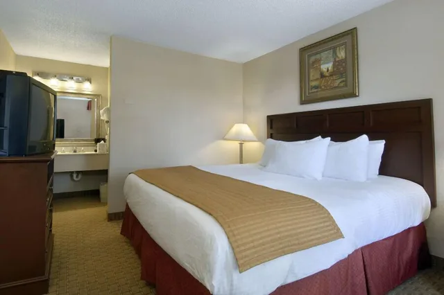 غرفة بسرير كينج لذوي الإعاقة، Baymont by Wyndham Mobile I-65 2/3