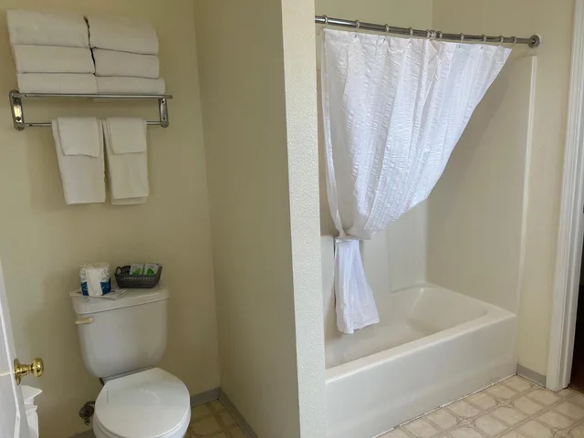 غرفة قياسية ثلاثية، Bayview Inn 6/8