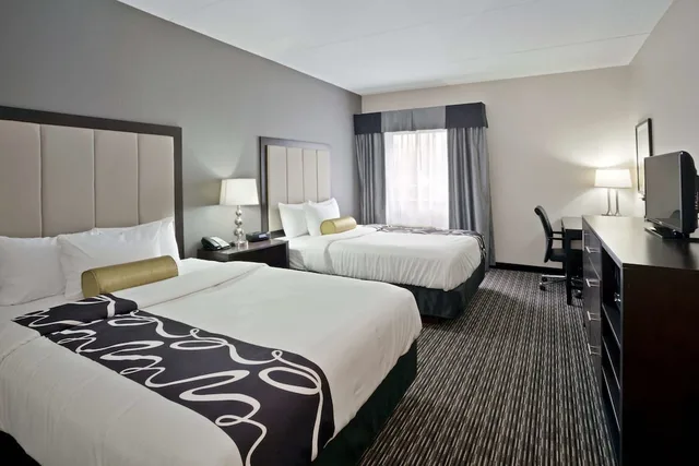 غرفة بسريرين كوين، La Quinta Inn & Suites by Wyndham Detroit Metro Airport 2/3