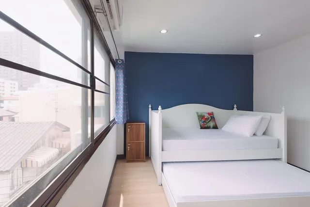 غرفة بسريرين منفصلين بحمام خاص، Baansu Hostel 1/3