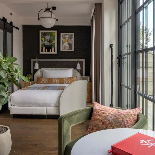 غرفة سوبيريور بسرير كوين بشرفة، Virgin Hotels London-Shoreditch 2/6