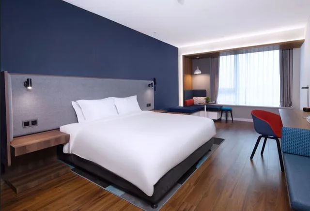 غرفة قياسية بسرير كينج بإطلالة على البحر، Holiday Inn Express Zhoushan Dinghai 2/3