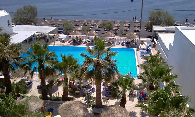 غرفة بسريرين منفصلين بإطلالة على البحر، KAMARI BEACH 2/7