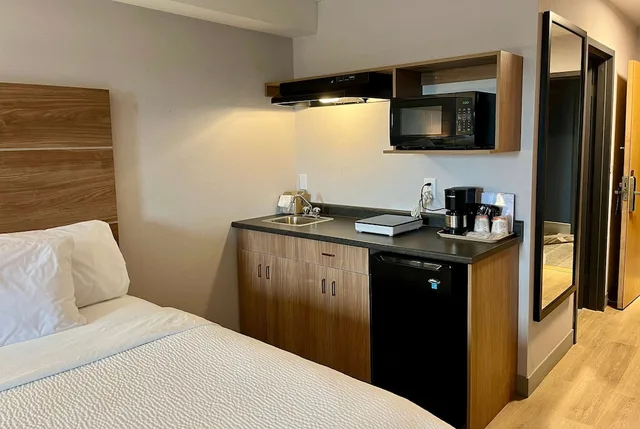 Room, 2 Queen Beds, Kitchenette, Super 8 by Wyndham Cornwall ON 2/3