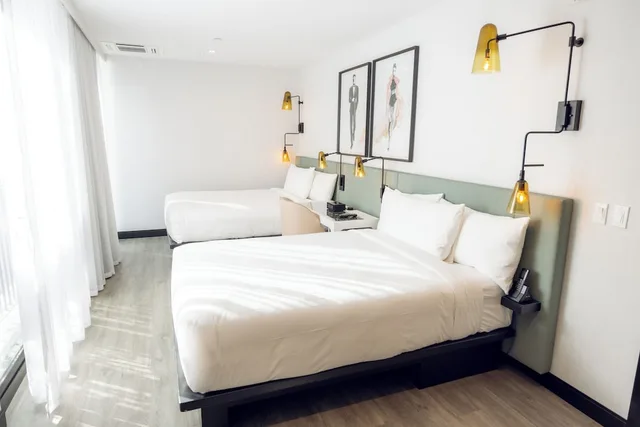 Courtyard, 2 Queen Beds، The Godfrey Hotel Hollywood 1/3