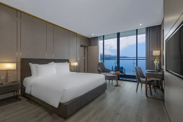 3 Bedrooms, Residence, Twin Beds, 2 King Beds, Ocean Front، Le Sands Oceanfront Da Nang Hotel 4/10