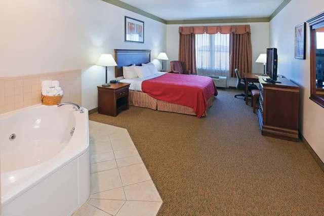 جناح بسرير كينج بحوض جاكوزي لذوي الإعاقة، Country Inn & Suites by Radisson, Chambersburg, PA 5/6