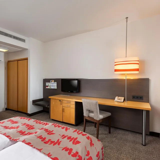 غرفة قياسية بسرير كينج وسرير كوين، Holiday Inn Frankfurt Airport Neu Isenburg 3/9