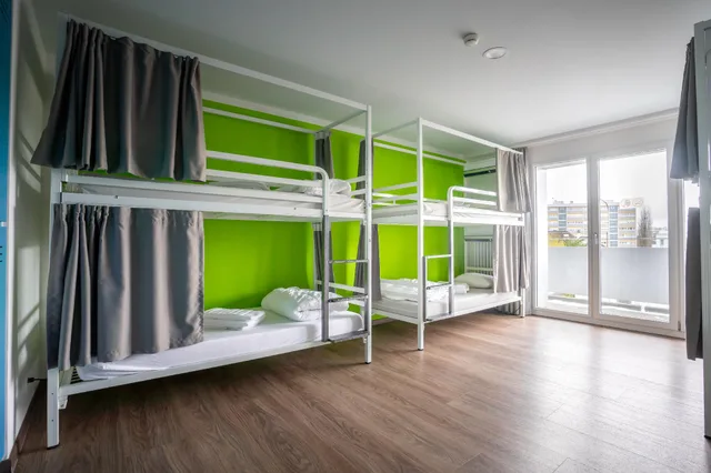 سكن مشترك للرجال، Nyon Hostel 1/1
