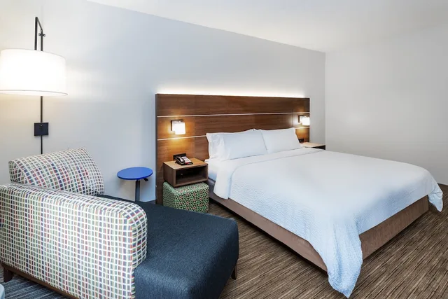 غرفة قياسية بسرير كينج مع أريكة، Holiday Inn Express & Suites Sulphur (Lake Charles) 4/7