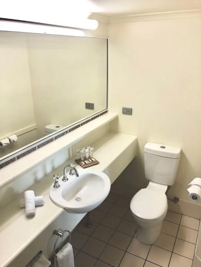 غرفة قياسية بسرير مزدوج وسرير فردي يُسمح فيها بالحيوانات الأليفة، City Oasis Inn Townsville SureStay Collection by BW 5/6