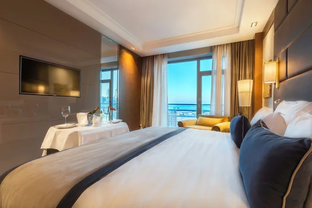 جناح تنفيذي بسرير كينج مع أريكة، Movenpick Winter Park Baku 1/6