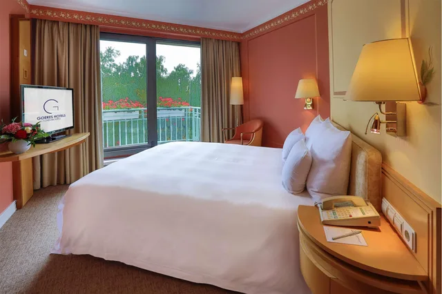 غرفة سوبيريور بسرير كوين بإطلالة على المتنزه بشرفة، Hotel Parc Belair, WorldHotels Distinctive 1/2