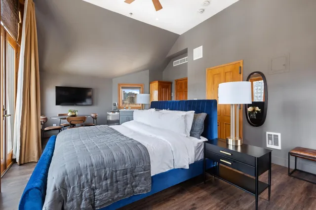 غرفة بسرير كينج بشرفة مع أريكة، Blue Moon Boutique Hotel 3/4