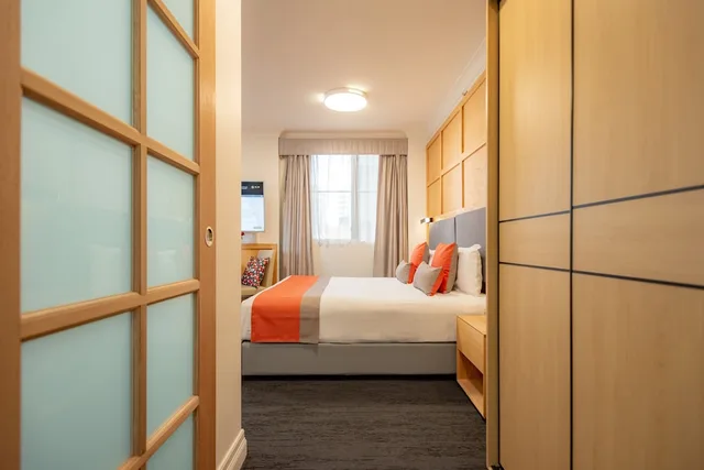 غرفة بريميوم بسريرين منفصلين وسرير كوين بمطبخ، YEHS Hotel Sydney Harbour Suites 3/5