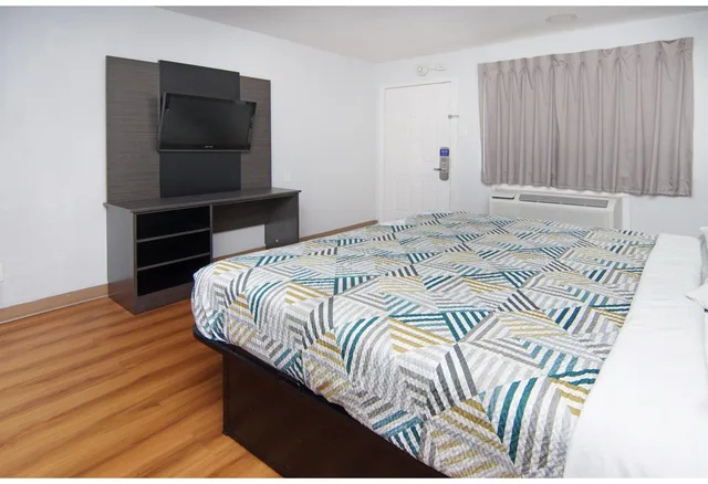 1 King Bed - Non-Smoking, Micfridge، Motel6 Red Oak, TX - Dallas 3/4