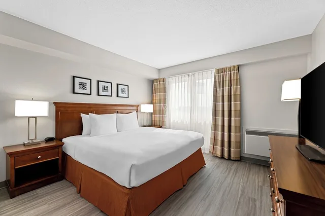 1 Bedroom, Deluxe, Suite, King Bed, Travelodge Suites by Wyndham Regina / Eastgate Bay 3/10