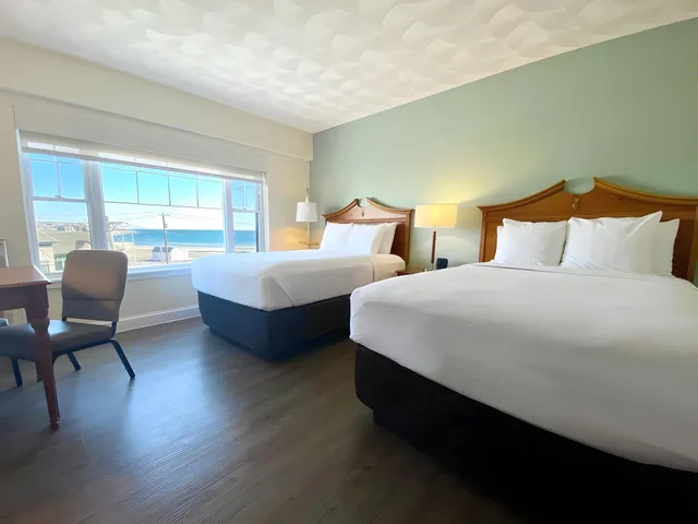 غرفة قياسية بسرير مزدوج في المبنى الرئيسي لذوي الإعاقة، Atlantic Beach Hotel Newport 2/2