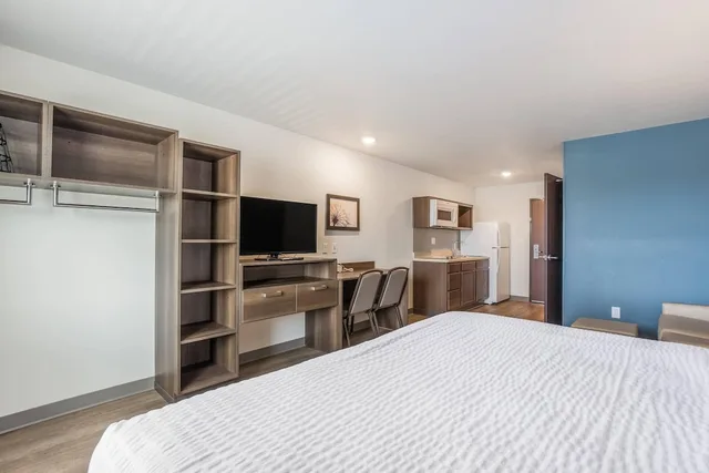غرفة قياسية بسرير كينج، WoodSpring Suites Chicago Midway 1/6