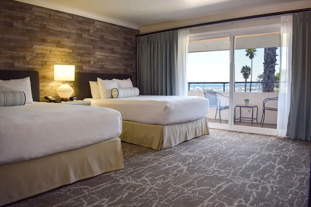 غرفة بسريرين كوين بإطلالة على البحر بشرفة، Beachside Inn 3/6