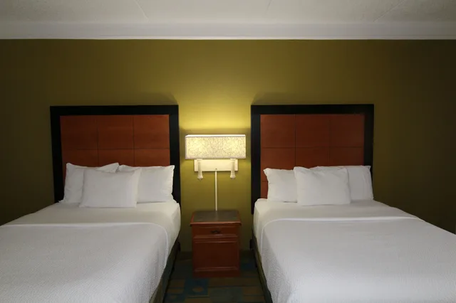 غرفة بسريرين مزدوجين، La Quinta Inn & Suites by Wyndham St. Pete-Clearwater Airpt 2/5