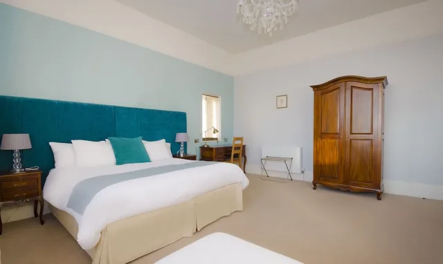 جناح ديلوكس بسرير كينج بإطلالة جزئية على البحر، Crofton House Hotel 6/10