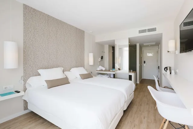 غرفة سوبيريور بسرير مزدوج وسريرين منفصلين بشرفة بإطلالة جزئية على البحر، AluaSoul Ibiza - Adults Only 3/6