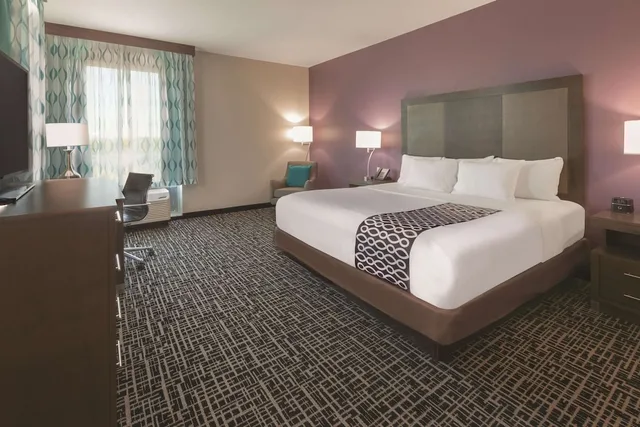 غرفة بسرير كينج، La Quinta Inn & Suites By Wyndham Terre Haute 2/7