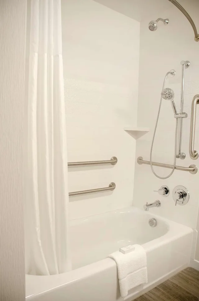غرفة بسريرين كوين بحوض استحمام لذوي الإعاقة، Hampton Inn Lebanon 2/2