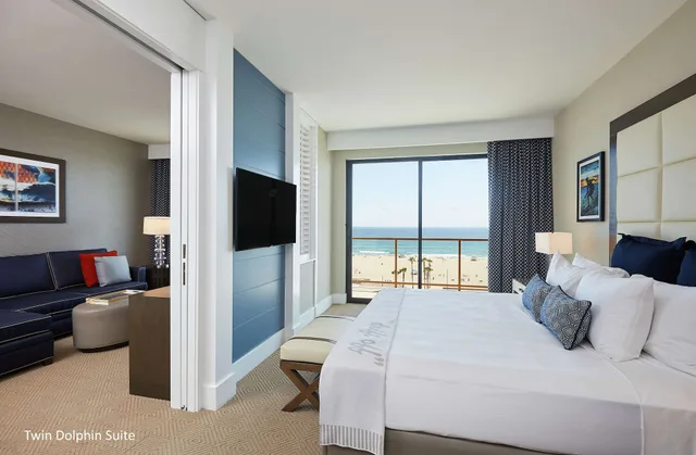 Premium, Suite, Twin Beds, King Bed, Sofa, Dolphin Tower, Accessible، The Waterfront Beach Resort, a Hilton Hotel 1/2