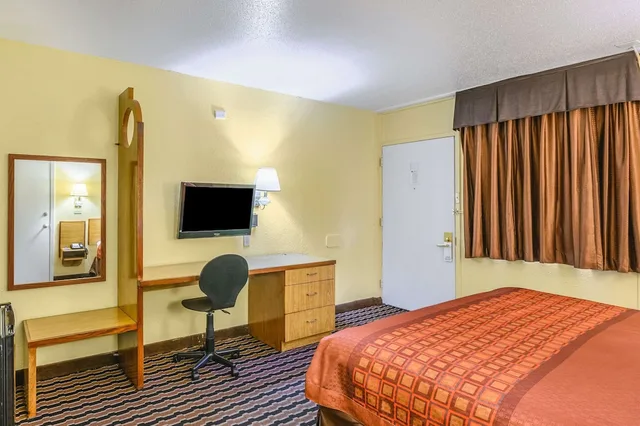 Room, King Bed, Exterior Entrance، Rodeway Inn Metairie - New Orleans West 2/4