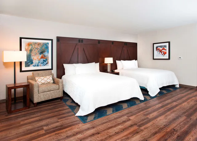 Room, 2 Queen Beds, Bathtub, Hilton Garden Inn Burbank Downtown 1/4