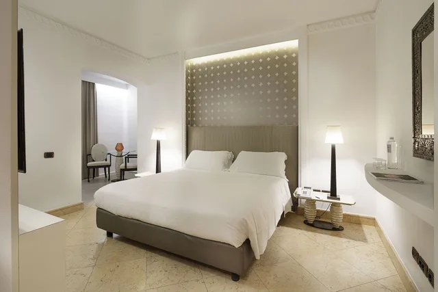 Deluxe, Queen Bed, Romano Palace 3/5
