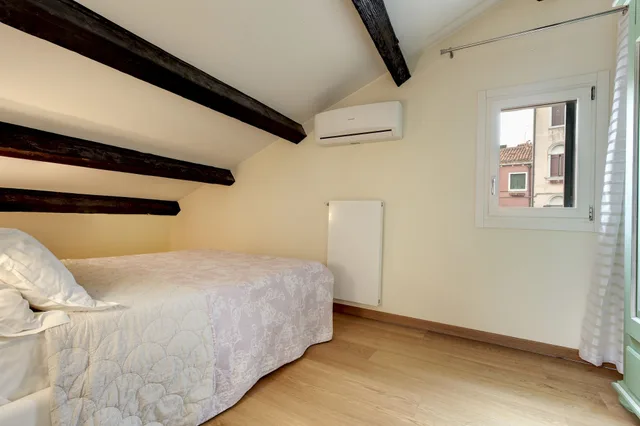 دوبلكس بسرير كوين بغرفتي نوم مع أريكة، Arsenale Loft 6/10