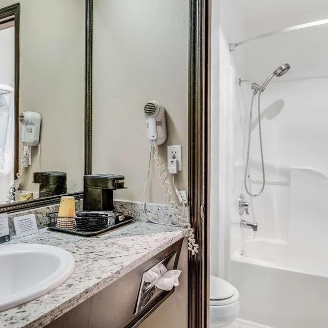 غرفة كبيرة بسرير كوين، Quality Inn Cle Elum-Ellensburg 2/2