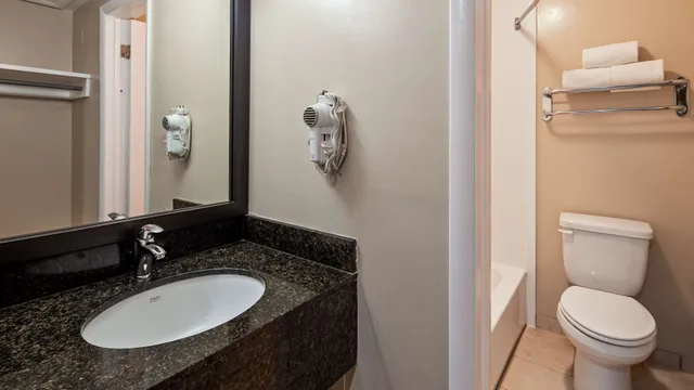 غرفة قياسية بسرير كينج بإطلالة على النهر بشرفة، Best Western River Terrace 6/7