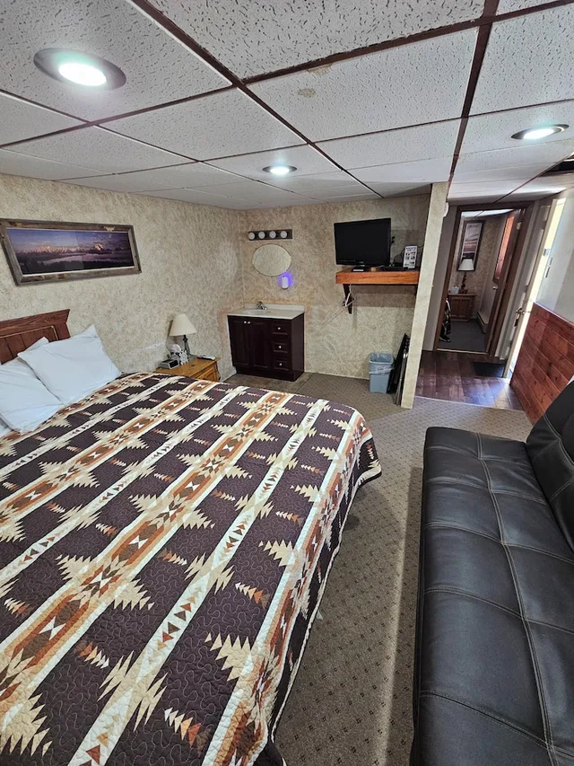 جناح بسرير كينج وسرير كوين بإطلالة على النهر بغرفتي نوم مع أريكة، Hulett Motel 4/5