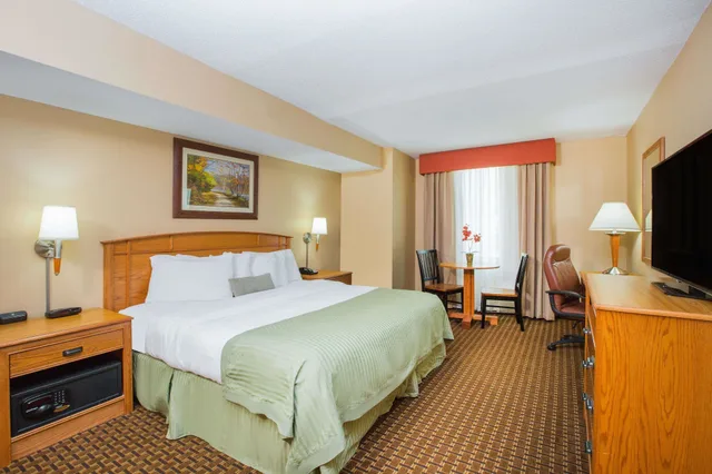 غرفة بسرير كوين لذوي الإعاقة، Ramada by Wyndham Des Moines Tropics Resort & Conference Ctr 1/3