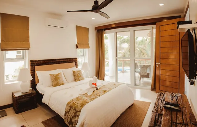 شقة ديلوكس بسرير كوين وسرير فردي بإطلالة على المسبح بغرفتي نوم، Vida Homes Condo Resort 3/9