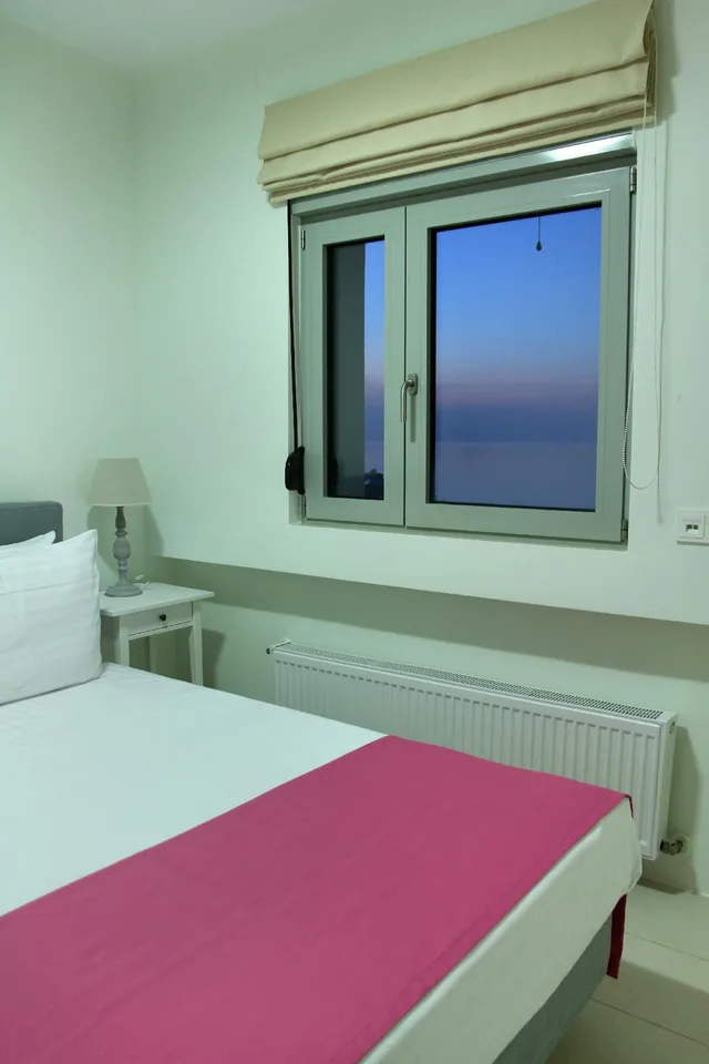 غرفة بسرير مزدوج بإطلالة على البحر، Vivian Art Apartments 2/4