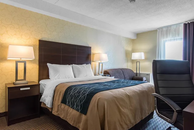 غرفة كومفورت بسرير كوين مع أريكة، Comfort Inn Trois-Rivieres 5/9