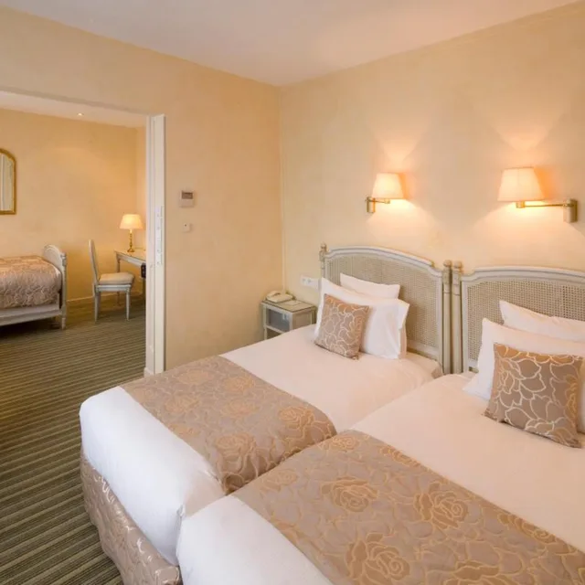 جناح جونيور ثلاثي، Grand Hotel Bristol 1/3