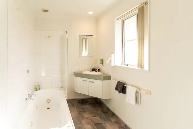 Spa, Studio, 1 Queen and 1 Single Bed، Alexandra Heights Motel 2/2
