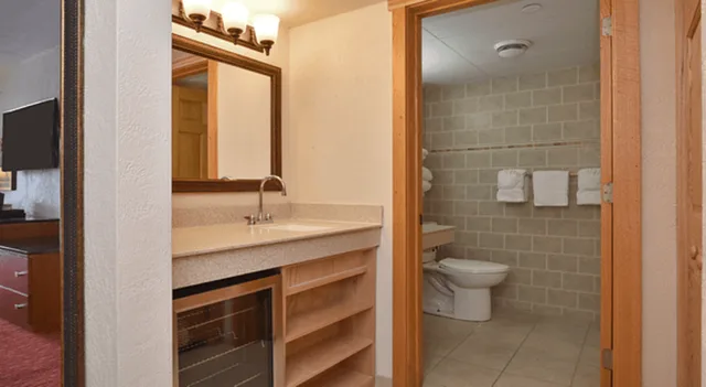 Room, 2 Queen Beds, Slopeside Hotel at Seven Springs Resort 2/2