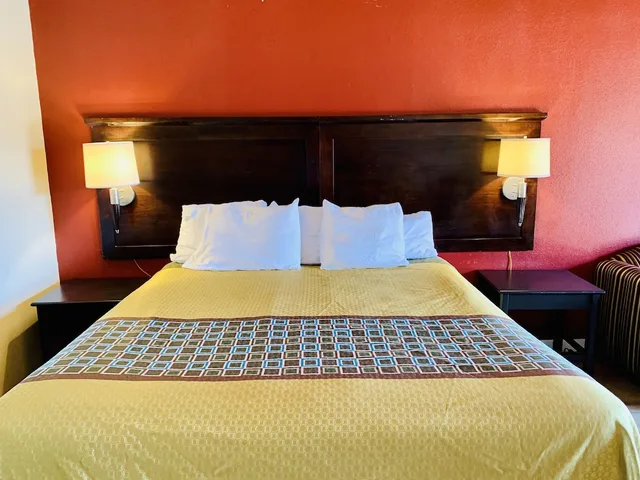 غرفة قياسية بسرير كينج لذوي الإعاقة، Rodeway Inn Fallbrook Downtown 3/3