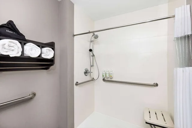 غرفة بسرير كينج لذوي الإعاقة، La Quinta Inn and Suites by Wyndham Cullman 9/10