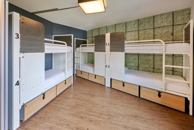 Mixed Dorm, 10 Beds, City View، Generator Hostel Paris 2/3