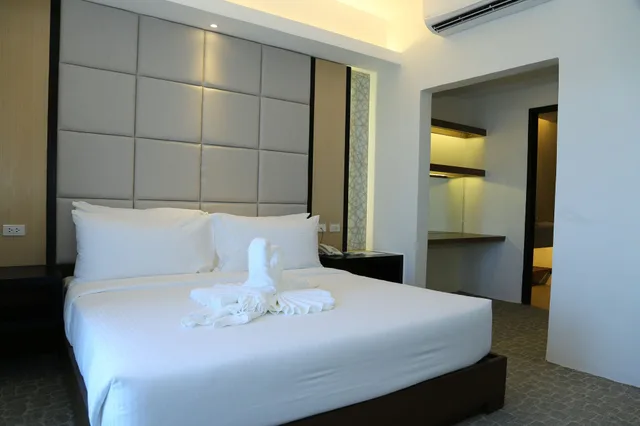 جناح بسرير كينج بإطلالة على البحر بغرفة نوم واحدة، Arterra Hotel and Resort 1/8